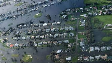 Foto aérea proporcionada por la Guardia Costera muestra un barrio inundado en Fort Myers
