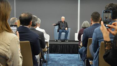 Jamie Dimon, presidente de JPMorgan Chase & Co., habla en Miami.