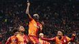 El centrocampista gabonés del Galatasaray, Mario Lemina (izq.), celebra con el delantero nigeriano del Galatasaray, Victor Osimhen (centro), y el defensa senegalés del Galatasaray, Ismail Jakobs, tras marcar el primer gol durante el partido de ida de los octavos de final de la UEFA Champions League entre el Galatasaray SK y el Liverpool FC en el Complejo Deportivo Ali Sami Yen de Estambul el 10 de marzo de 2026. El centrocampista gabonés del Galatasaray, Mario Lemina (izq.), celebra con el delantero nigeriano del Galatasaray, Victor Osimhen (centro), y el defensa senegalés del Galatasaray, Ismail Jakobs, tras marcar el primer gol durante el partido de ida de los octavos de final de la UEFA Champions League entre el Galatasaray SK y el Liverpool FC en el Complejo Deportivo Ali Sami Yen de Estambul el 10 de marzo de 2026.