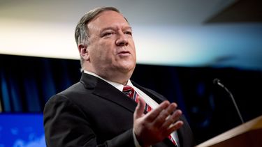 En imagen de archivo del 29 de abril de 2020, el secretario de Estado Mike Pompeo habla en una conferencia de prensa en la sede del Departamento de Estado en Washington. 