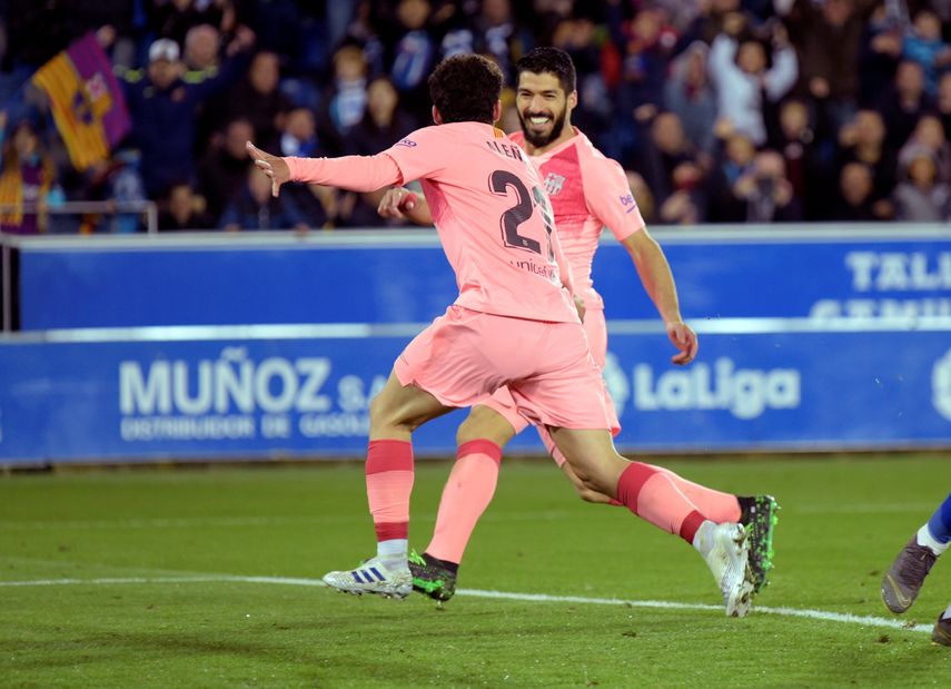 Carlos Aleñá y el uruguayo Luis Suárez celebran el primer gol del Barcelona