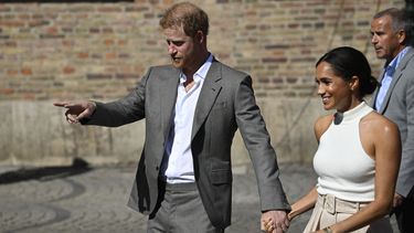Meghan, duquesa de Sussex, y el príncipe Harry, duque de Sussex, salen del ayuntamiento de Düsseldorf, en el oeste de Alemania, donde fueron recibidos el 6 de septiembre de 2022.