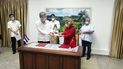 El embajador chino en Cuba, Ma Hui, da un cheque a la ministra de Comercio Exterior del régimen de Cuba, Déborah Rivas, el 27 de mayo de 2022.