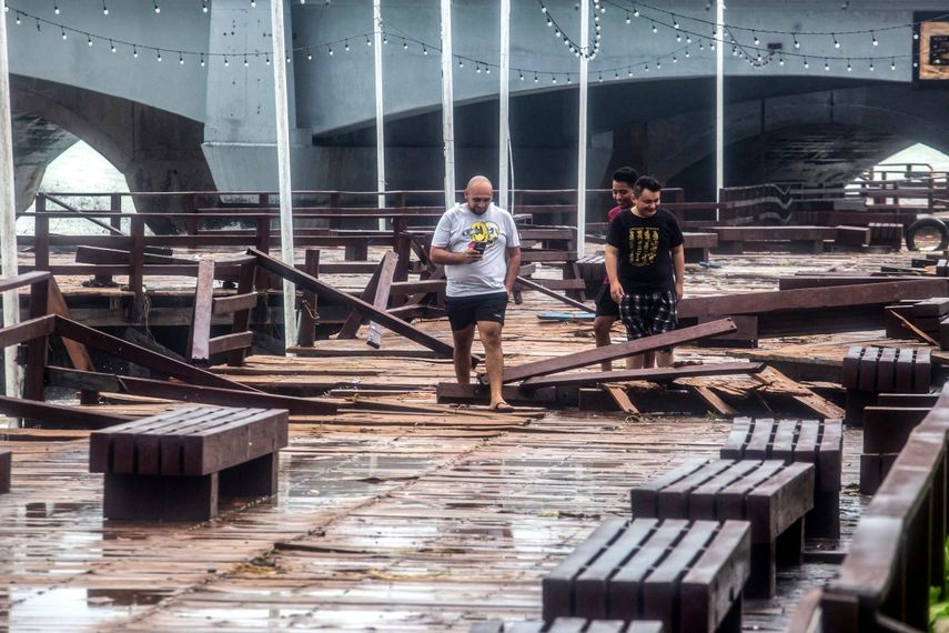 Residentes caminan por el muelle dañado por el huracán Milton en la costa de Puerto Progeso, estado de Yucatán, México, el 8 de octubre de 2024.