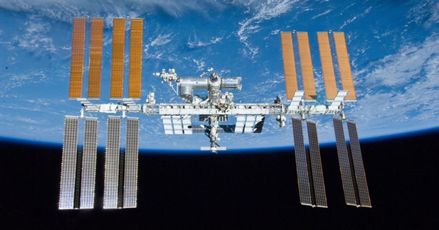 Los astronautas tendrán tal vez que hacer dos o tal vez tres caminatas en el espacio para hacer los trabajos de reparación de una válvula de enfriamiento. (AP)