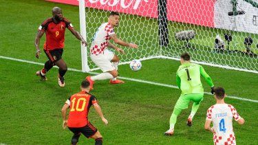 El belga Romelu Lukaku (9) y su compañero Eden Hazard (10) atacan mientras el croata Dejan Lovren (6), el portero Dominik Livakovic (1) e Ivan Perisic (4) defienden durante el partido de fútbol del grupo F de la Copa Mundial entre Croacia y Bélgica en el Ahmad Estadio Bin Ali en Al Rayyan, Catar, el jueves 1 de diciembre de 2022.