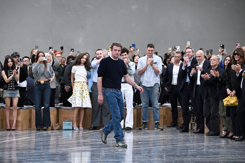 El diseñador de moda Jonathan Anderson agradece al público al final del desfile de moda de Dior para la colección de prêt-à-porter de mujer Primavera-Verano 2026, que tuvo lugar en París el 1 de octubre de 2025, en el marco de la Semana de la Moda de París.