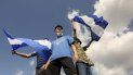 Tres jóvenes ondean banderas nacionales durante una protesta para exigir que el gobierno libere a cientos de manifestantes detenidos, en Managua, Nicaragua, el sábado 16 de marzo de 2019 Tres jóvenes ondean banderas nacionales durante una protesta para exigir que el gobierno libere a cientos de manifestantes detenidos, en Managua, Nicaragua, el sábado 16 de marzo de 2019