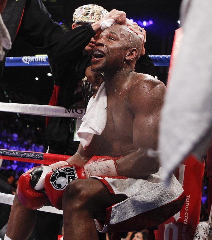 En esta imagen del sábado 5 de mayo de 2012, Floyd Mayweather  en su esquina entre rounds durante la pelea de campeonato mundial de peso welter ante Miguel Cotto, en Las Vegas.