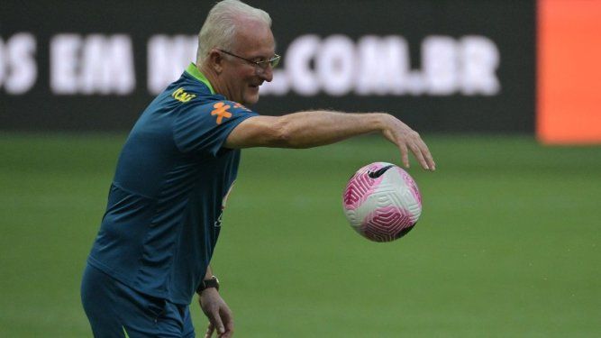 El entrenador de la selección brasileña, Dorival Júnior, utiliza un balón durante un entrenamiento, el 14 de octubre de 2024.