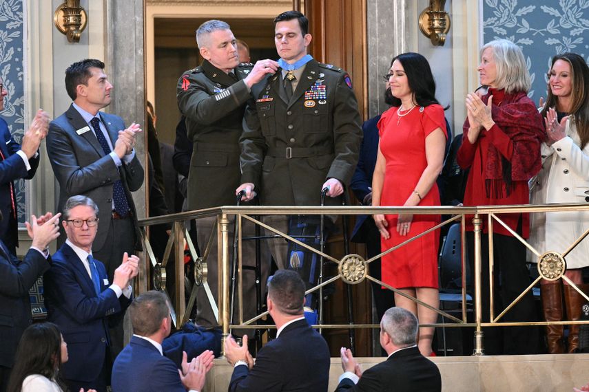 El suboficial Eric Slover, herido durante la operación para capturar a Nicolás Maduro en Venezuela, recibe la Medalla de Honor del Congreso durante el discurso sobre el Estado de la Unión en la Cámara de Representantes del Capitolio de los Estados Unidos en Washington, D.C., el 24 de febrero de 2026. 