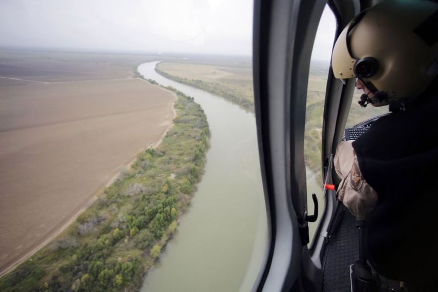 Agentes fronterizos estadounidenses patrullan desde el aire la zona del río que divide la frontera entre México y Texas.