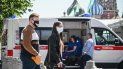 Personas con mascarillas caminan por la Plaza Roja frente a la catedral de San Basilio en el centro de Moscú pasando una ambulancia el 18 de junio de 2021, en medio de la crisis relacionada con la pandemia Covid-19 causada por el nuevo coronavirus. Personas con mascarillas caminan por la Plaza Roja frente a la catedral de San Basilio en el centro de Moscú pasando una ambulancia el 18 de junio de 2021, en medio de la crisis relacionada con la pandemia Covid-19 causada por el nuevo coronavirus.