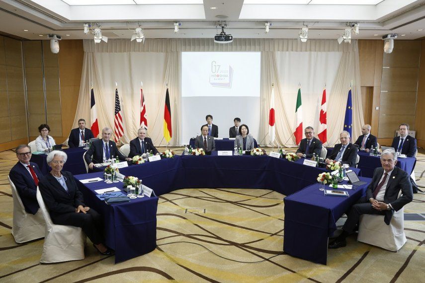 Los gobernadores de los bancos centrales de los países del G7 y de la Unión Europea posan para una fotografía antes de una reunión durante la cumbre de Finanzas del grupo, en Niigata, Japón, el 13 de mayo de 2023.&nbsp;
