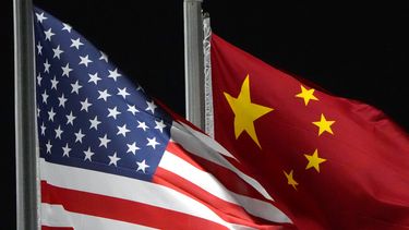 Banderas de Estados Unidos y de China.