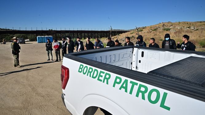 Estados Unidos cerró su frontera con México para controlar la población de migrantes. 