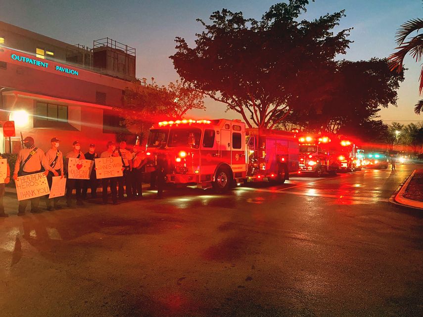 Patrulleron y camiones de bomberos participaron en el salud a personal sanitario.