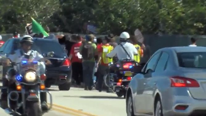 Captura de video de la transmisión en vivo del canal WPTV sobre el inicio de la protesta contra el cierre del TPS para los haitianos frente al club Mar-a-Lago del presidente Trump en Palm Beach.