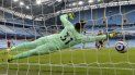 Bruno Fernandes del Manchester United anota el gol de penal frente al arquero del Manchester City Ederson en el partido de la Liga Premier inglesa, el domingo 7 de marzo de 2021. Bruno Fernandes del Manchester United anota el gol de penal frente al arquero del Manchester City Ederson en el partido de la Liga Premier inglesa, el domingo 7 de marzo de 2021.
