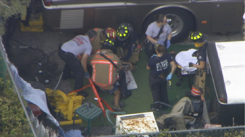 El hombre fue transportado al centro de trauma al Memorial Regional Hospital en Hollywood.