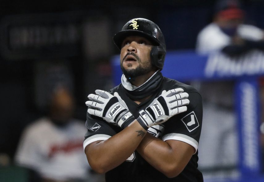 &nbsp;En esta foto del 28 de julio de 2020, el cubano José Abreu, de los Medias Blancas de Chicago, festeja luego de conectar un jonrón ante los Indios de Cleveland