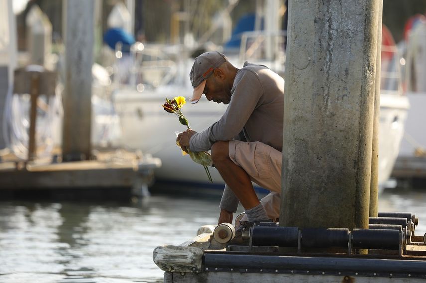 Un hombre en el muelle de Santa Barbara, California, cercano al lugar donde ocurrió la tragedia.&nbsp;