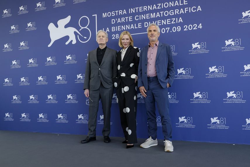 Kevin Kline, Cate Blanchett y el director Alfonso Cuarón posan en la sesión fotográfica de la serie de televisión Disclaimer durante la 81ª edición del Festival de Cine de Venecia, Italia, el jueves 29 de agosto de 2024.&nbsp;