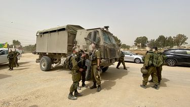 Soldados israelíes descansan tras entrenamiento cerca de la frontera de Gaza.