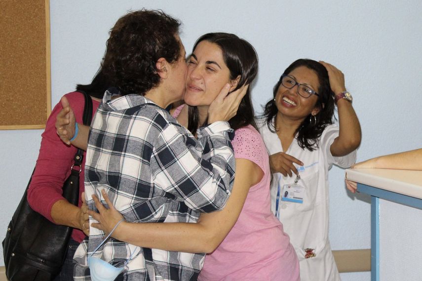 El pasado 21 de octubre Romero, de 44 años, superó oficialmente la enfermedad después de dar negativo en varias pruebas, pero los médicos optaron por dejarla en aislamiento puesto que, aunque en el organismo no hubiera carga vírica, en los fluidos corp