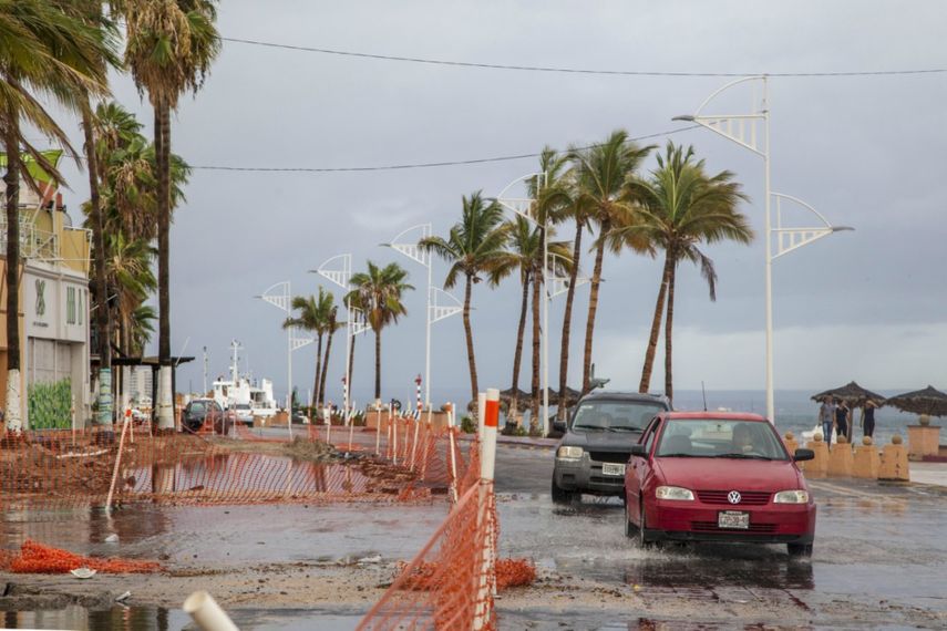 Dos &nbsp;vehículos circulan por las calles que se preparan para la llegada de lluvias torrenciales al paso de la la tormenta&nbsp;Lidia, en Baja California (México)
