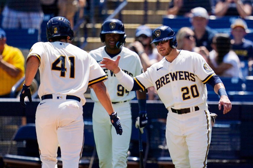 Brent Diaz (41) de los Cerveceros de Milwaukee celebra su jonrón de dos carreras contra los Reales de Kansas City con sus compañeros Mike Brosseau (20) y Jackson Chourio durante la segunda entrada de un juego de béisbol de entrenamiento de primavera el martes 5 de abril de 2022 en Phoenix.&nbsp;