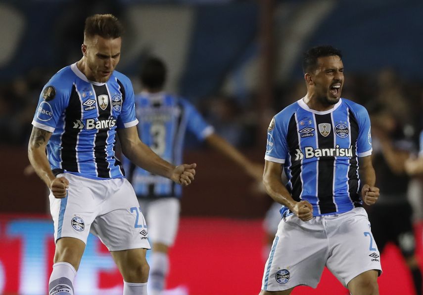 Bressan (izquierda) y Edilson (derecha) de&nbsp;Gremio&nbsp;celebran un gol ante Lanús.