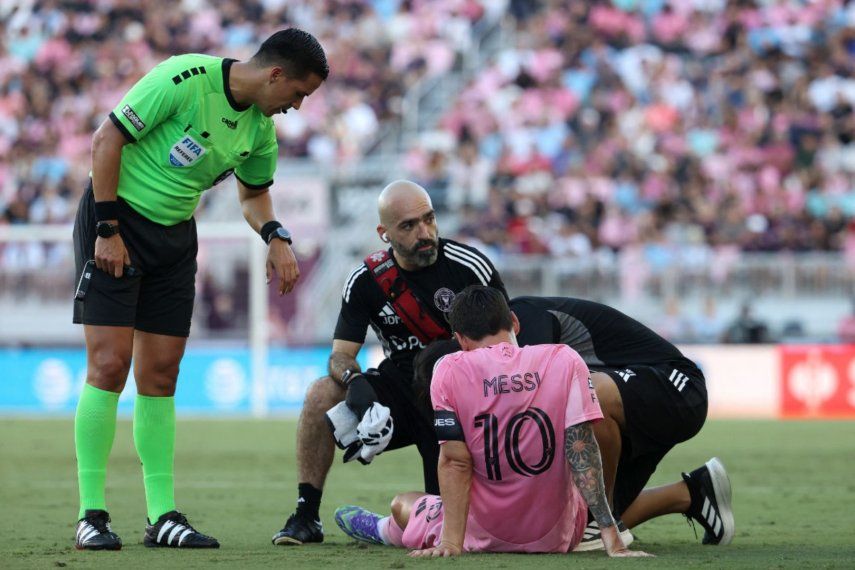 Lionel Messi #10 del Inter Miami CF se lesiona durante el partido de la Fase Uno de la Leagues Cup entre el Inter Miami CF y el Club Necaxa en el Chase Stadium el 2 de agosto de 2025 en Fort Lauderdale, Florida. 
