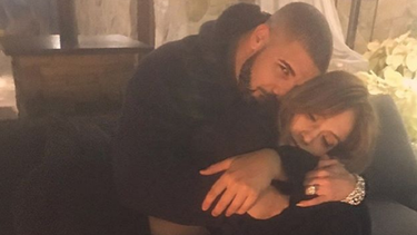 Jennifer Lopez junto a Drake.