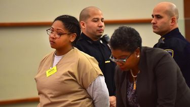 Foto publicada por el New York Daily News de Ashleigh Wade (izq.), quien fue hallada culpable de asesinato y secuestro.