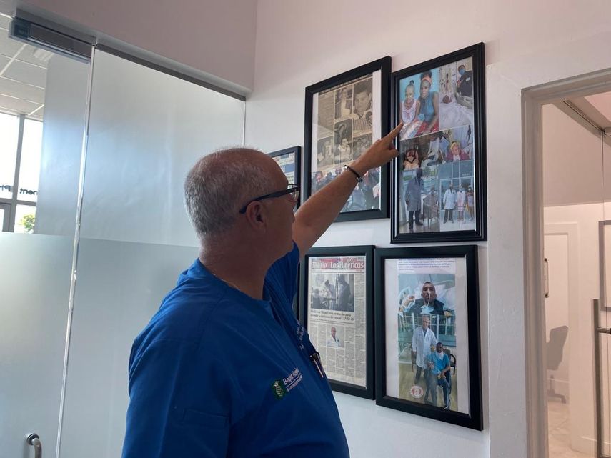 El doctor Melgar muestra con orgullo las imágenes de sus pacientes recuperados.