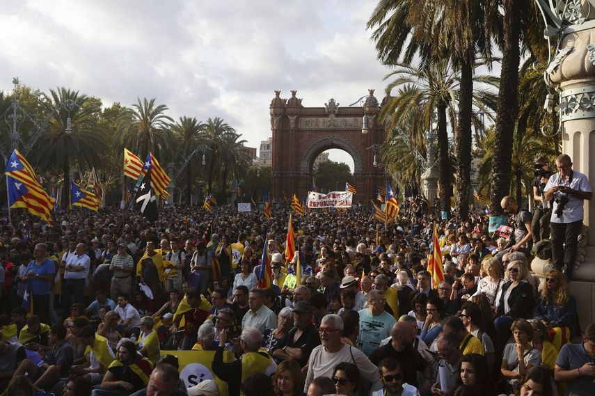 Vista de la concentración convocada en las inmediaciones del Parlamento de Cataluña, para seguir a través de una gran pantalla la comparecencia del presidente de la Generalitat, Carles Puigdemont.