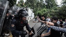 Estudiantes se enfrentan a la polic&iacute;a en una protesta en Caracas.