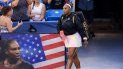 Serena Williams, de los Estados Unidos, toma la cancha para un partido contra Emma Raducanu, de Gran Bretaña, durante el torneo de tenis Western & Southern Open el martes 16 de agosto de 2022 en Mason, Ohio. 