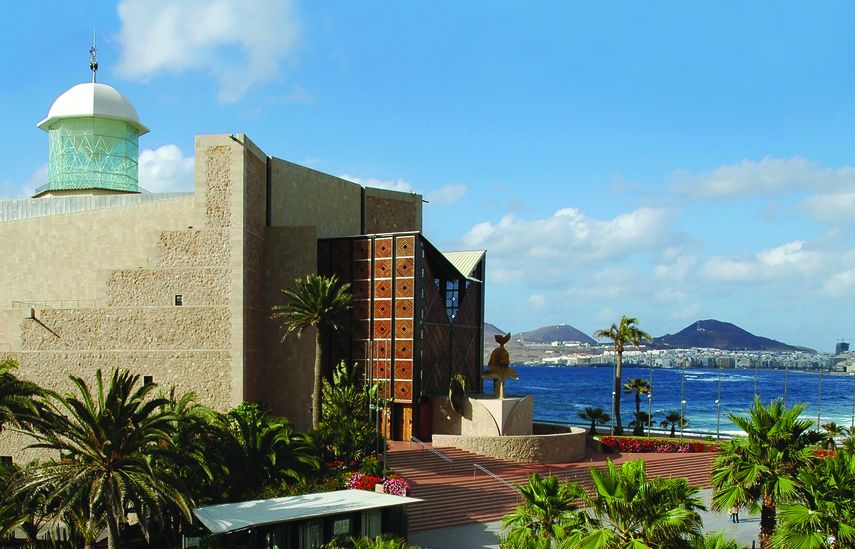 Vista parcial de Las Palmas de Gran Canaria con moderno teatro, mar y elevaciones.