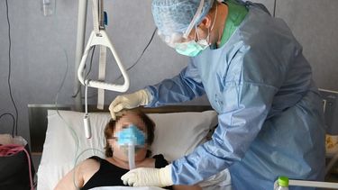 Un médico atiende verifica el equipo respiratorio de una paciente contagiada con coronavirus en la nueva unidad de cuidados intensivos de nivel COVID-3, que trata a pacientes con COVID-19, en el hospital Casal Palocco cerca de Roma, el 8 de abril de 2020.