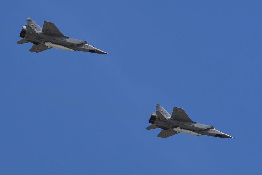 Aviones interceptores supersónicos rusos MiG-31, equipados con misiles hipersónicos Kinzhal (Dagger), sobrevuelan la Plaza Roja durante el desfile militar del Día de la Victoria en Moscú, el 9 de mayo de 2018.&nbsp;