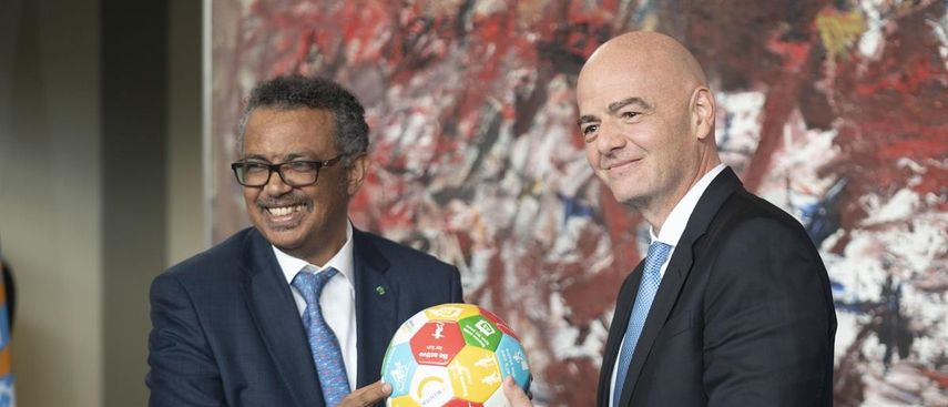 De izquierda a derecha: el director general de la Organización Mundial de la Salud (OMS), Tedros Adhanom Ghebreyesus, y el presidente de la FIFA, Gianni Infantino. &nbsp; &nbsp;
