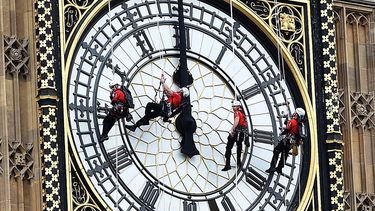 Fotografía de archivo del 18 de agosto del 2014 que muestra a varias personas mientras descienden por la esfera del&nbsp;Big Ben, la gran campana del reloj de la Torre de Isabel, en el lado noroeste del Palacio de Westminster.