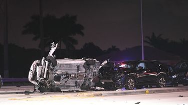 Imagen de varios de los autos involucrados en el accidente múltiple de este martes 1 de noviembre en el suroeste de Miami, que dejó un saldo de un policía muerto y 12 personas heridas.