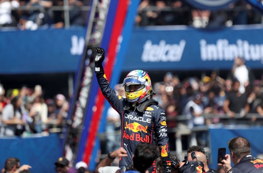 El piloto mexicano de Red Bull, Sergio Checo Pérez, saluda a los aficionados tras una carrera de exhibición de la Fórmula 1 por las calles de Guadalajara, México, el martes 25 de octubre de 2022.&nbsp;