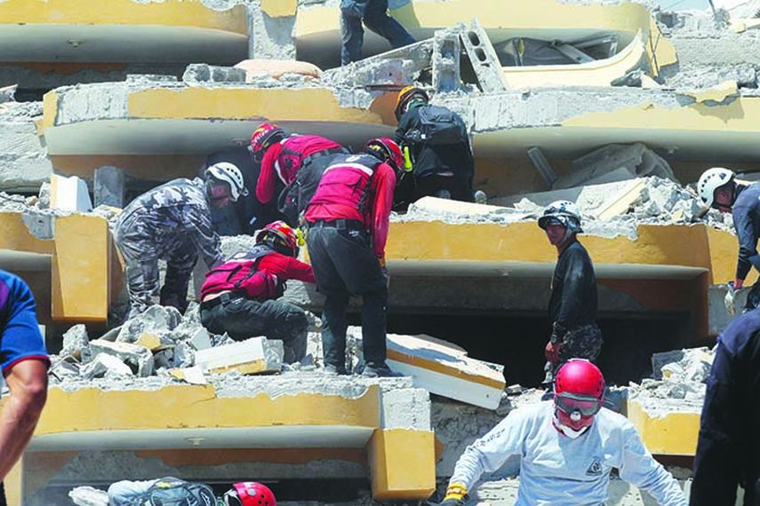 Bomberos ecuatorianos y colombianos buscan sobrevivientes entre los escombros en Pedernales (EFE)
