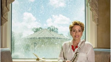 Bis La Médium, reconocida por su trayectoria en el mundo esotérico.