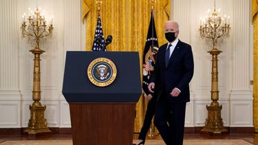 El presidente estadounidense Joe Biden llega al Salon Este de la Casa Blanca para dar un mensaje sobre la economía del país. &nbsp;