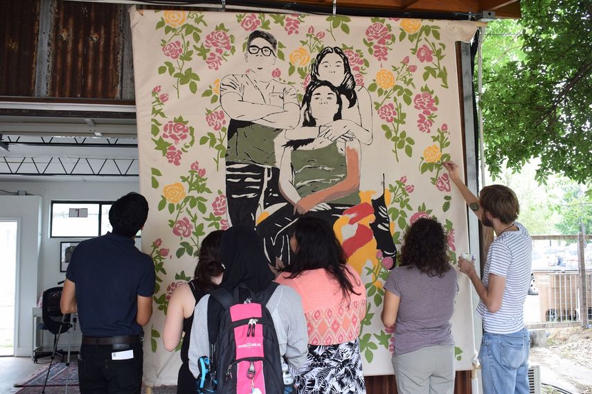 Madres indocumentadas pintan Poderosa, una obra que retrata a una inmigrante mexicana llegada a Estados Unidos para buscar un futuro mejor para sus dos hijos, y que pretende mandar un mensaje a favor de las familias de inmigrantes. Fue pintado en Austin, Texas, en mayo de 2017.